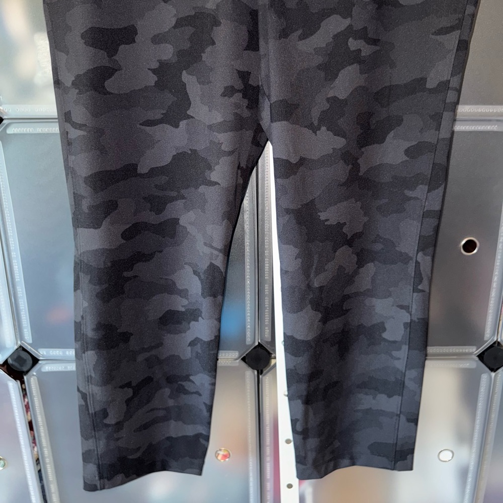 Lululemon On the Fly Pant 7/8 in Incognito Camouflage Multi Grey Size 10 - Picture 8 of 14